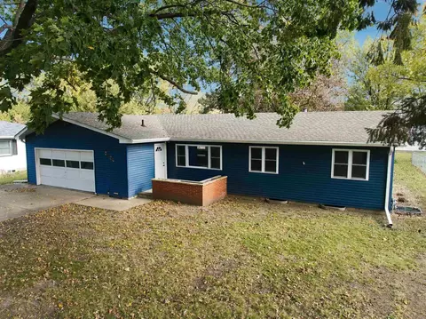 3824 Clearview Dr, Cedar Falls, IA 50613