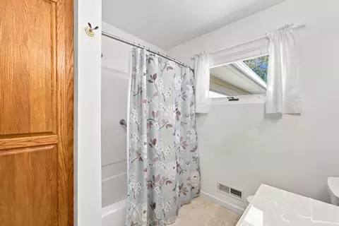 Bath - 4212 Crestview Dr, Cedar Falls, IA 50613 photo 2 of 3