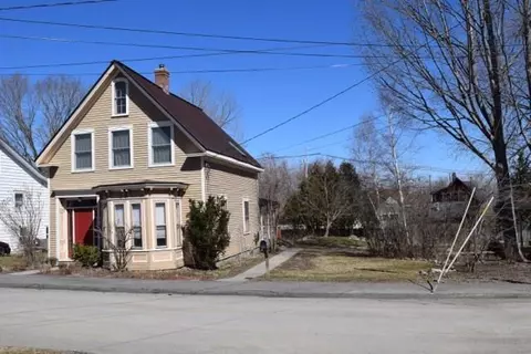8 Plummer St, Orono, ME 04473 photo 1