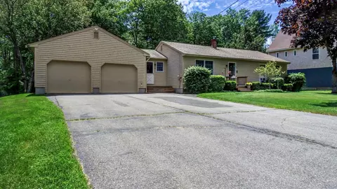 44 Ivanhoe Dr, Topsham, ME 04086 photo 1