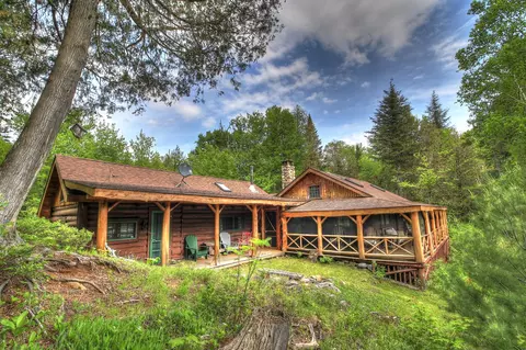2 Ledge Rd, Chain Of Ponds Twp, ME 04970