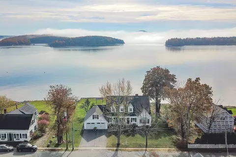 127 Perkins St, Castine, ME 04421
