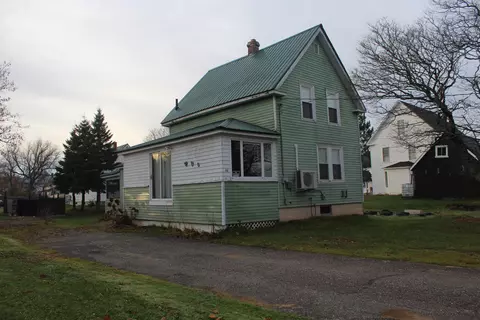 46 Cleaves St, Island Falls, ME 04747