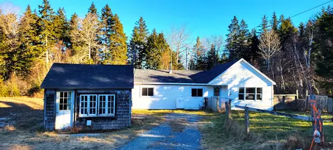 1030 Sunshine Rd, Deer Isle, ME 04627