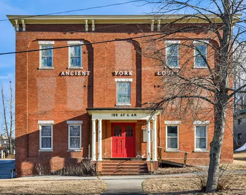 8 Oak St, Lisbon, ME 04252