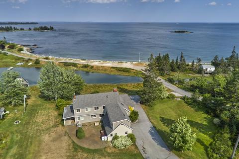 86 Crocketts Beach Rd, Owls Head, ME 04854