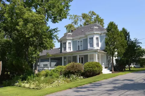 46 Pleasant St, Dexter, ME 04930