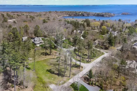 15 Mountain Arrow Cir, Camden, ME 04843
