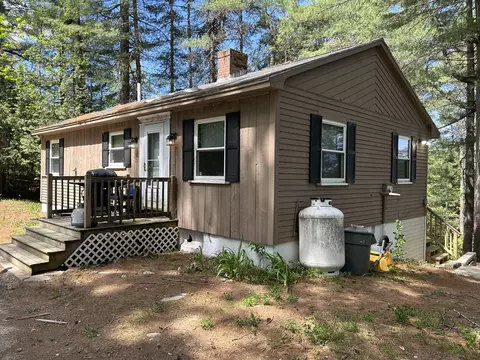 16 Peterson Rd, Raymond, ME 04071