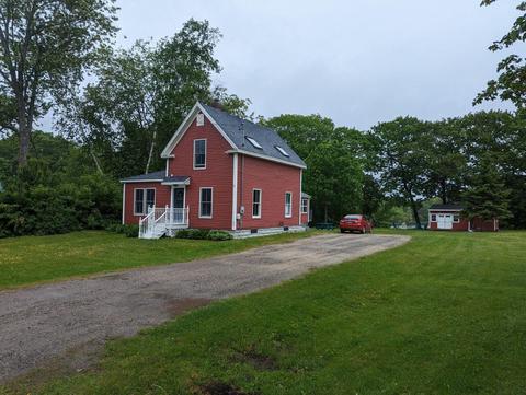 33 Penobscot Ave, Howland, ME 04448