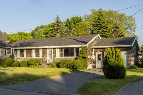 35 Crescent St, Rockland, ME 04841