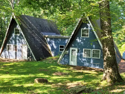 8 Old Town Farm Rd, Pittston, ME 04345