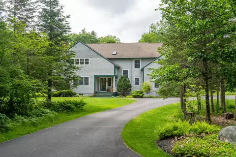 8 Blue Moon Dr, North Yarmouth, ME 04097