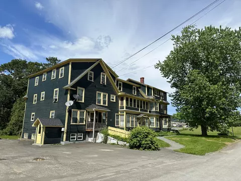 17 Sugarloaf St, Houlton, ME 04730