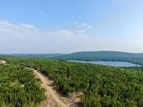 8 Overlook Dr, Lincoln, ME 04457