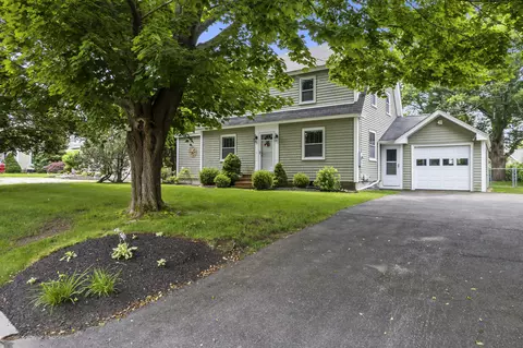 12 Church St, York, ME 03909