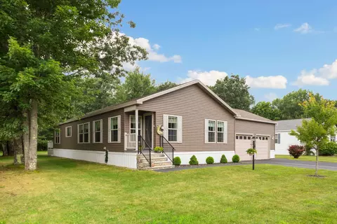 37 Candlewood Dr, Lyman, ME 04002