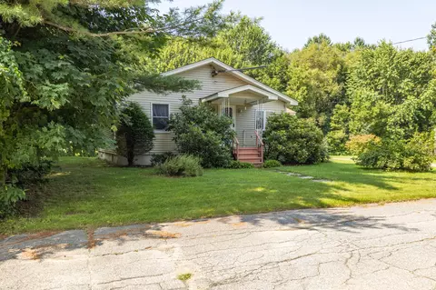 12 Hartley St, Lewiston, ME 04240