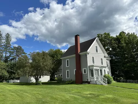 7 Charles St, Houlton, ME 04730