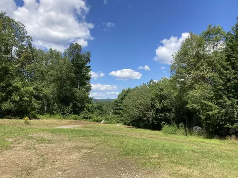 817 Auburn Rd, Peru, ME 04290