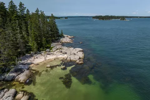 39 Yankee Maid Ln, Deer Isle, ME 04627