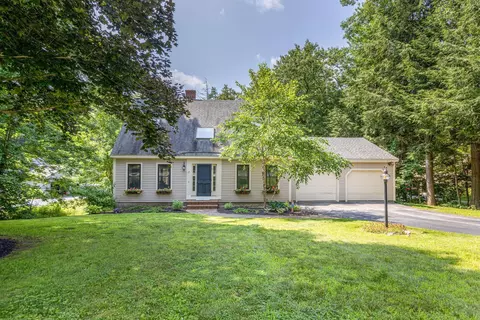 17 Meadow Crossing Dr, Gorham, ME 04038