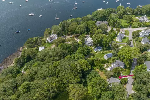 32 Spear St, Rockport, ME 04856