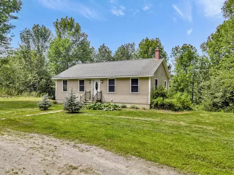 8 Pioneer Rd, Bowdoinham, ME 04008