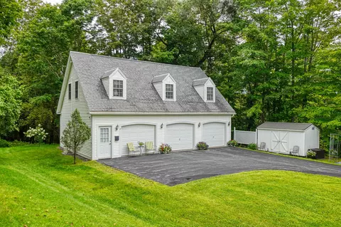 27 Grant St, Farmingdale, ME 04344