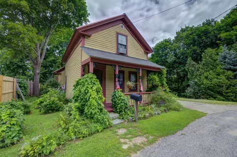 22 River St, Paris, ME 04281