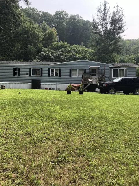 8 Jeffs Dr, Dixfield, ME 04224