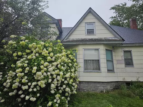 15 Heald St, Madison, ME 04950