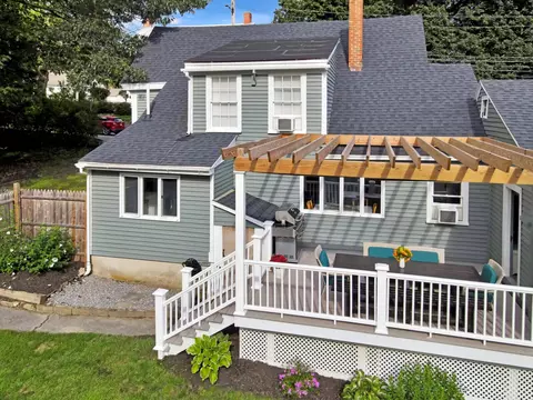 42 Main St, Topsham, ME 04086