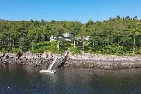 17 Wildwood Ln, Rockport, ME 04856