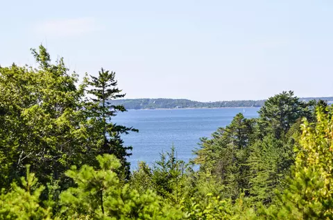 5 Summit Dr, Boothbay, ME 04544