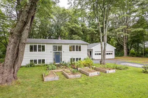 4 Abenaki Dr, Topsham, ME 04086