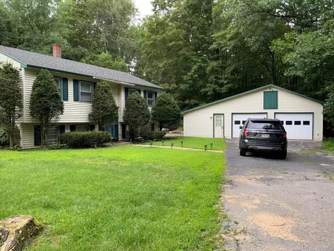 9 Easy St, Farmingdale, ME 04344