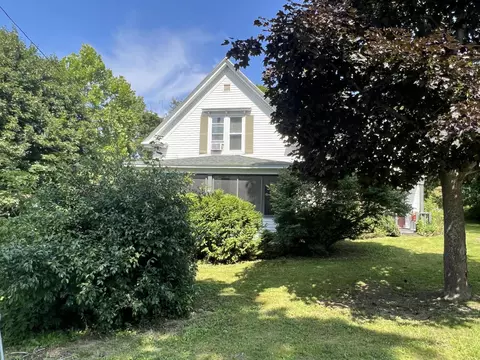 18 Clark St, Calais, ME 04619