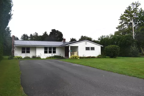11 North St, Newport, ME 04953