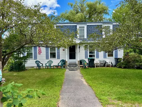 8 Hall St, Kennebunk, ME 04043