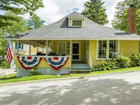 22 George St, Northport, ME 04849