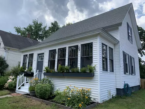 8 Pleasant St, Lisbon, ME 04252