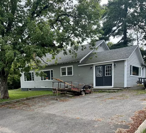 13 Summit St, Baileyville, ME 04694