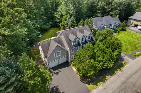 28 Surrey Ln, Falmouth, ME 04105