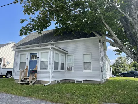 40 Royal St, Winthrop, ME 04364