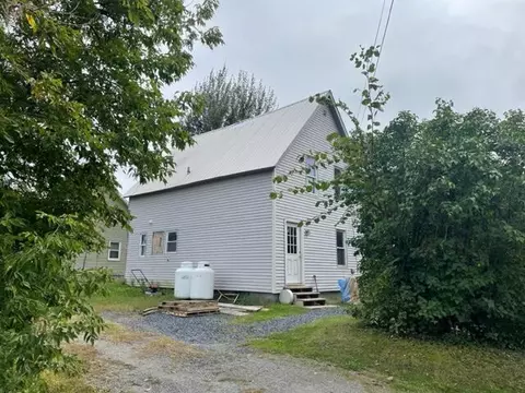 4 Gilblair St, Skowhegan, ME 04976