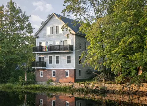 1 Pleasant St #3, Kennebunk, ME 04043