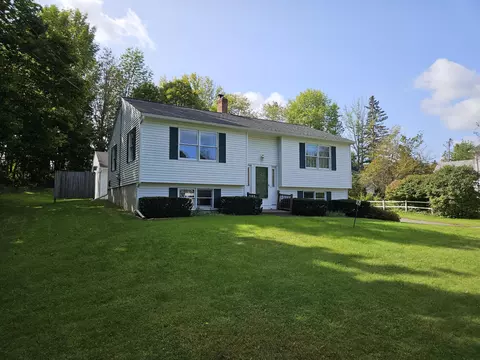 17 Cottage St, Hampden, ME 04444