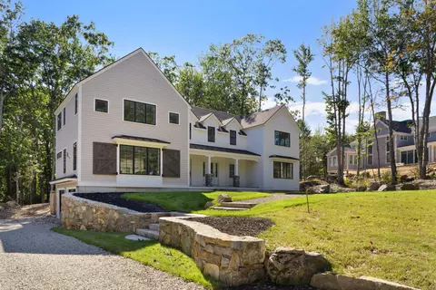 71 Oakwood Dr, Kennebunkport, ME 04046