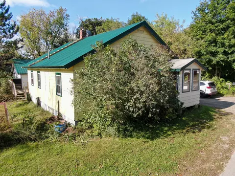 29 Mackenzie Ave, Lincoln, ME 04457